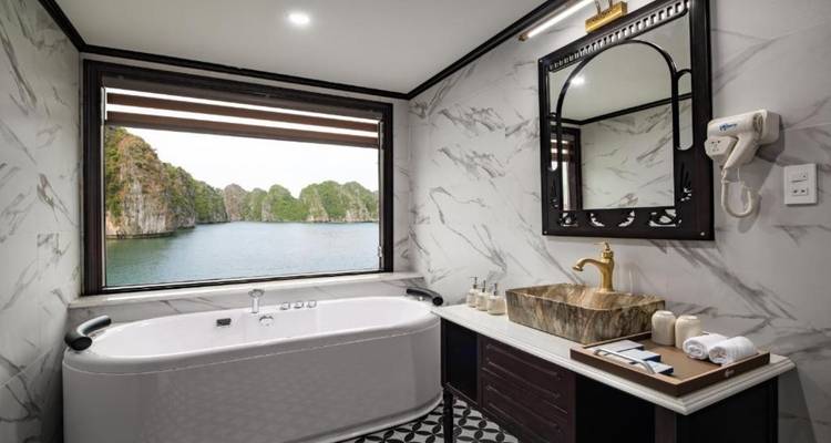 Luxueuze badkamer met uitzicht op de Halong-baai door het raam.