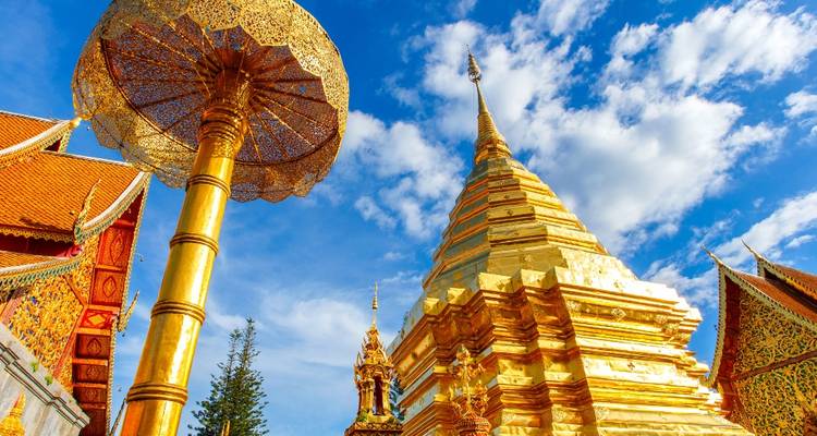 Flèches dorées du temple au Wat Phra That Doi Suthep.