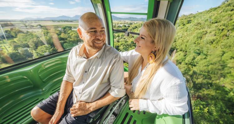 Un couple profitant d'une vue panoramique depuis une gondole.