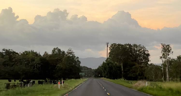 Une longue étendue de route menant vers l'horizon.