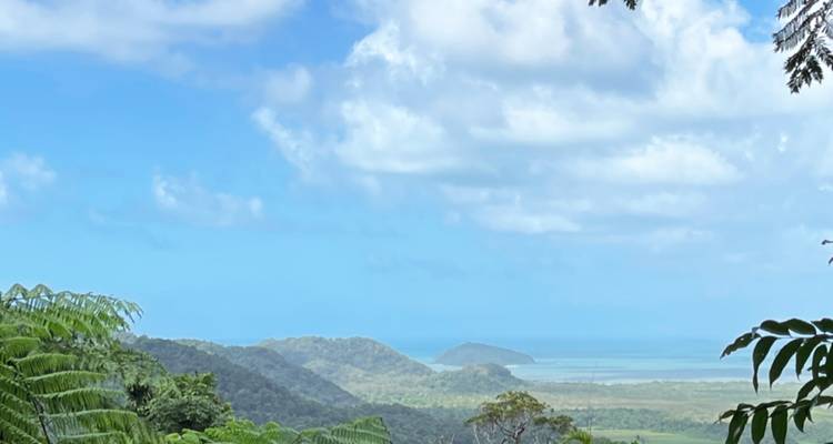 Une vue panoramique sur une chaîne de montagnes vers la mer.