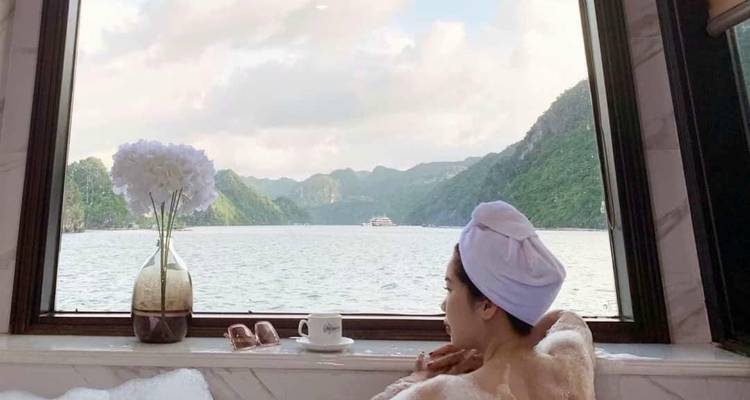 Persoon die baadt met uitzicht op kalkstenen eilanden door het raam.