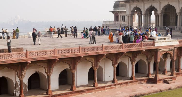 Toeristen op een terras met uitzicht op de Taj Mahal.