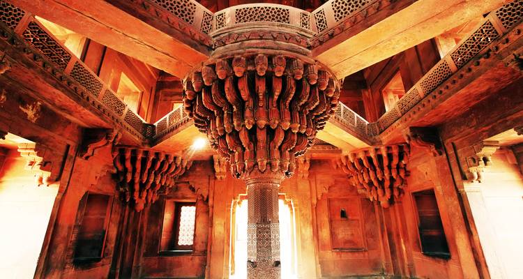 Interieur van een historische, ingewikkeld gedetailleerde zandstenen structuur met een symmetrisch ontwerp en sierlijke beeldhouwwerken.