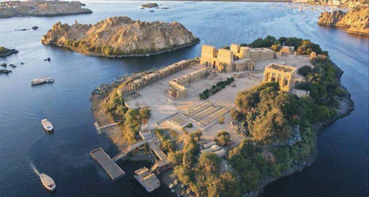 Luchtfoto van de Philae Tempel op een eiland omringd door water