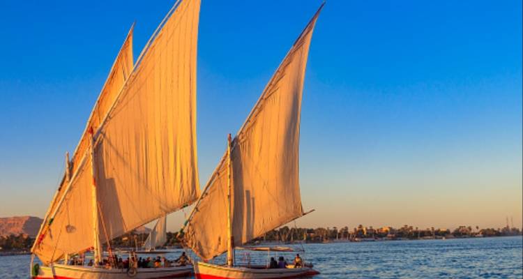 Traditionele felucca-boten varend op een rivier