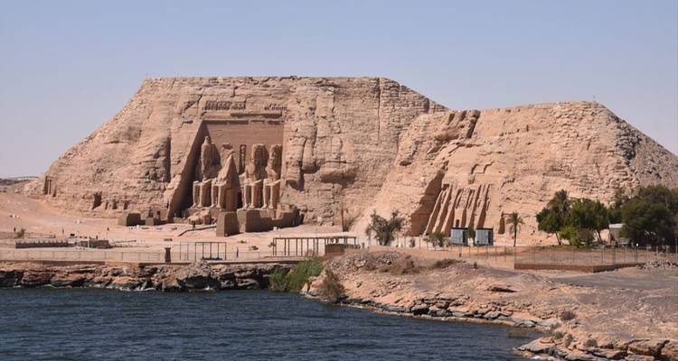 Abu Simbel tempels uitgehouwen in de bergwand
