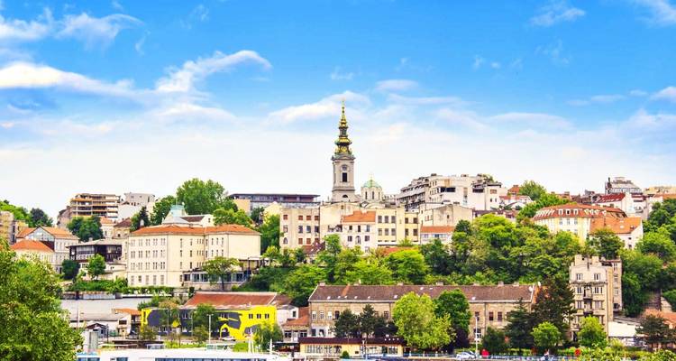 Panoramablick auf eine Stadt mit historischen Gebäuden