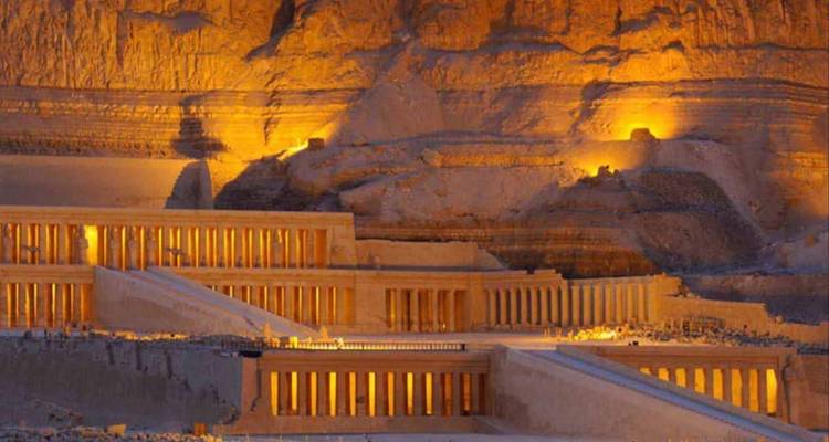 Templo iluminado de Hatshepsut por la noche.