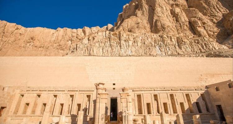 Templo de Hatshepsut con un telón de fondo rocoso.