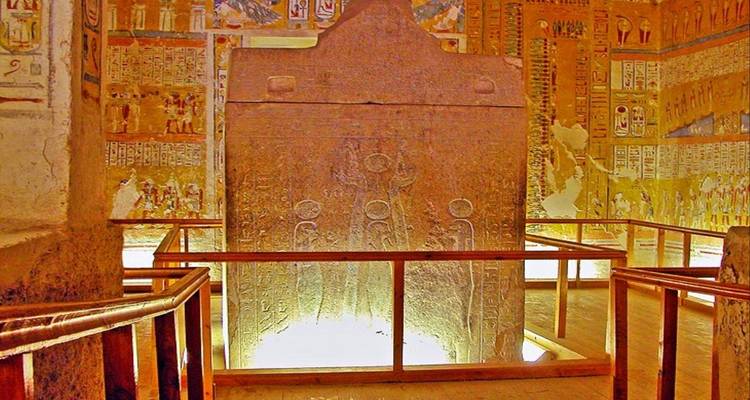 Interior de tumba decorado con sarcófago de piedra.