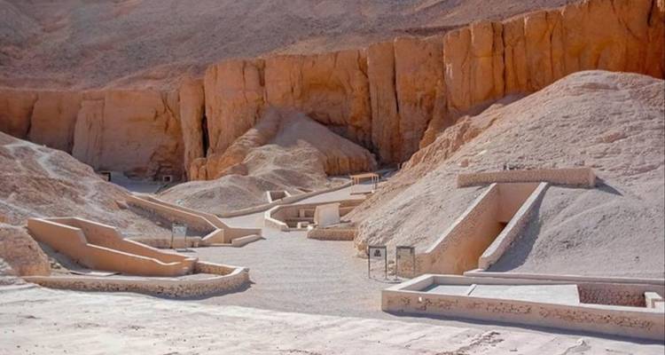 Vallei der Koningen met graven verspreid over het woestijnlandschap.