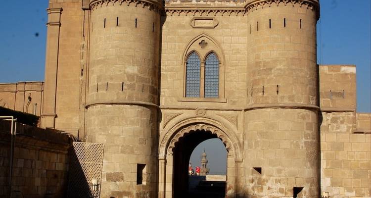 Historisches Steintor mit Türmen an einem klaren Tag.
