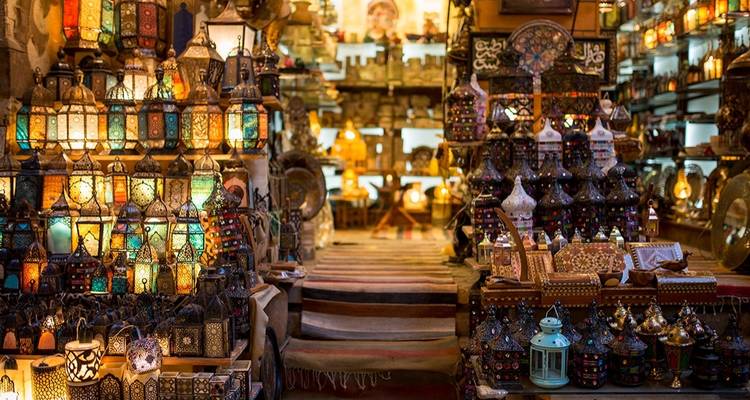 Traditioneller Markt mit einer Fülle bunter Lampen.