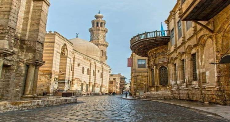 Eine historische Straße mit einer Moschee und gepflasterter Straße.
