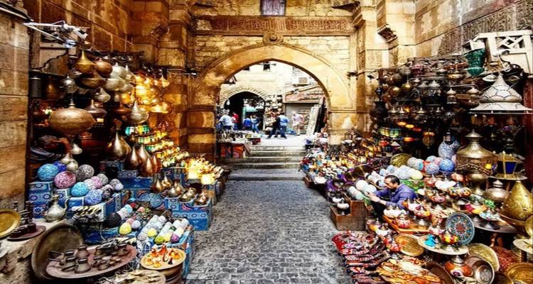 Bunter Markt mit einer Vielfalt an traditionellen Waren und Dekorationen.