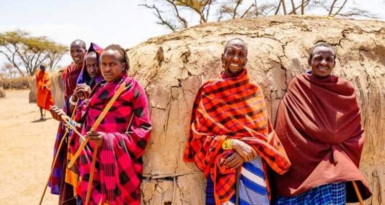 Groupe de personnes Maasaï souriantes en tenue traditionnelle.