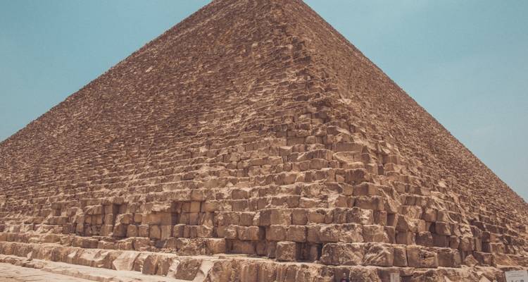 Dichtbij aanzicht van een grote piramide met heldere lucht.