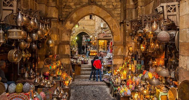Een levendige markt met traditionele lampen en mensen die aan het winkelen zijn.