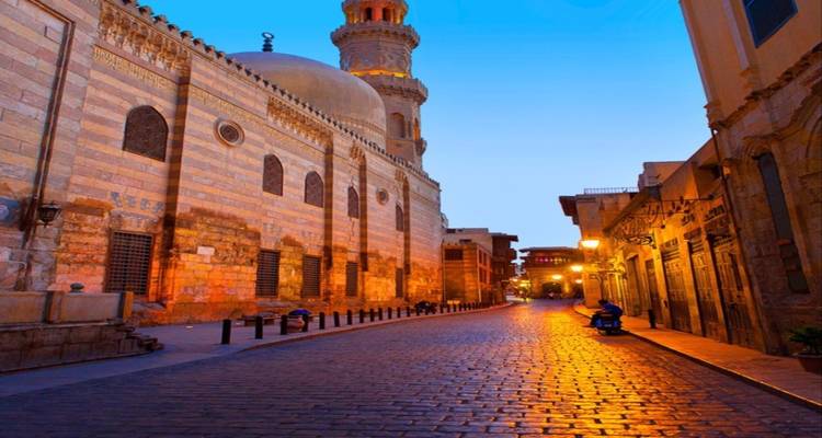 Historische straat met een moskee tijdens het blauwe uur.