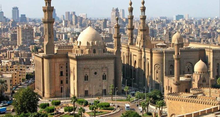 Stadsgezicht van Caïro met historische moskeeën.