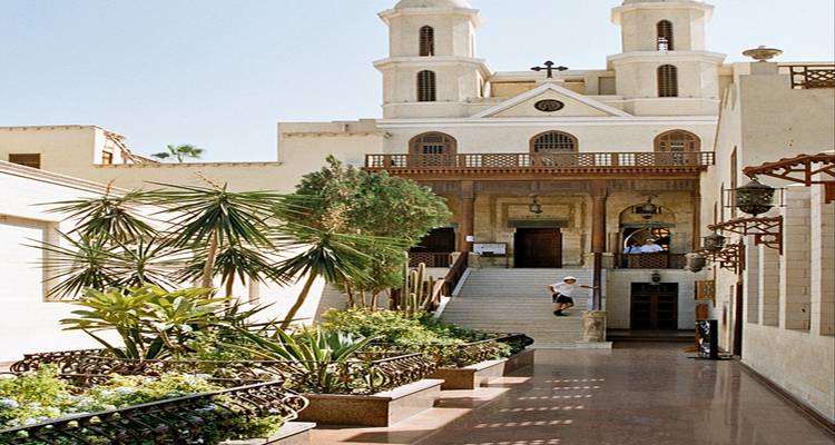 Historische kerk met binnenplaats en tuin.