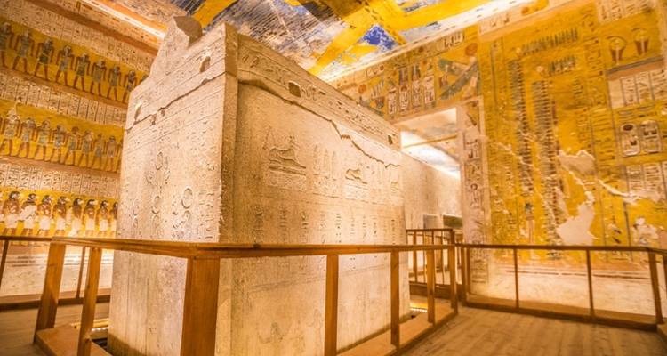 Kunstvoll dekoriertes Grabinneres mit lebendigen Hieroglyphen und Schnitzereien.