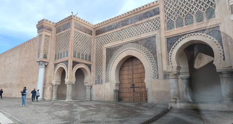 Großes marokkanisches Tor mit aufwendigen Designs und Mustern.