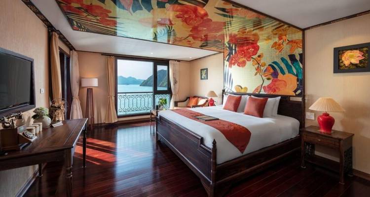 Elegante hotelkamer met artistiek plafond en uitzicht op karstformaties.