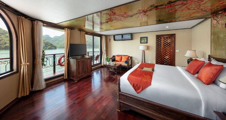 Kamer met elegante inrichting en panoramisch uitzicht op het water.