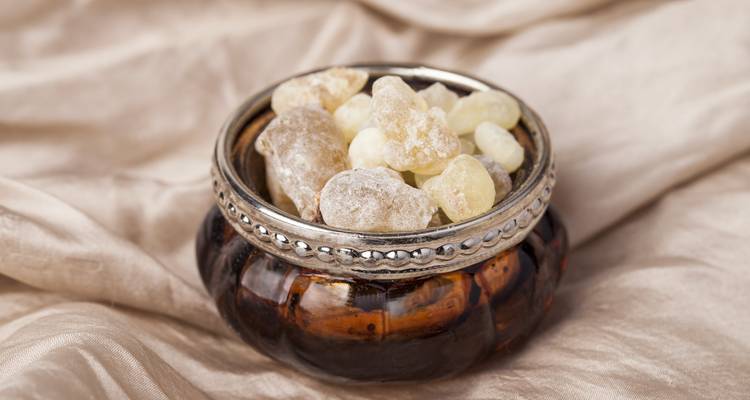 Container met wierook op een doek.