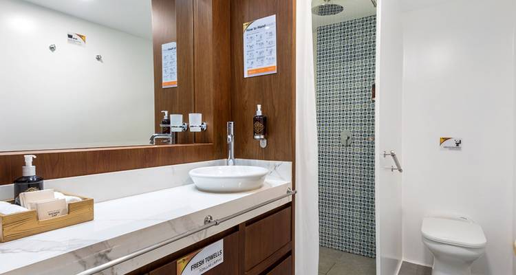 Moderne badkamer met douche en wastafel.