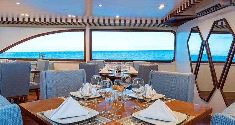 Eethoek gedekt voor een maaltijd met uitzicht op zee.