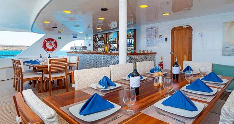 Buiteneetruimte op een jacht met uitzicht op de oceaan.