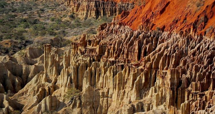 Formations rocheuses spectaculaires aux couleurs vives dans un paysage de canyon.