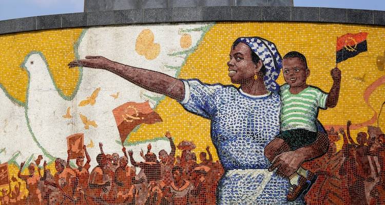 Une mosaïque murale extérieure vibrante dans un espace public.