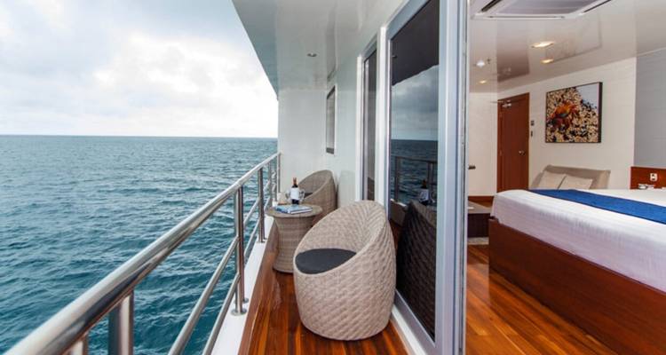 Balkon mit Sitzgelegenheit auf einer Yacht mit Blick auf den Ozean.