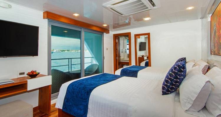 Zweibettzimmer mit Meerblick auf einer Yacht.