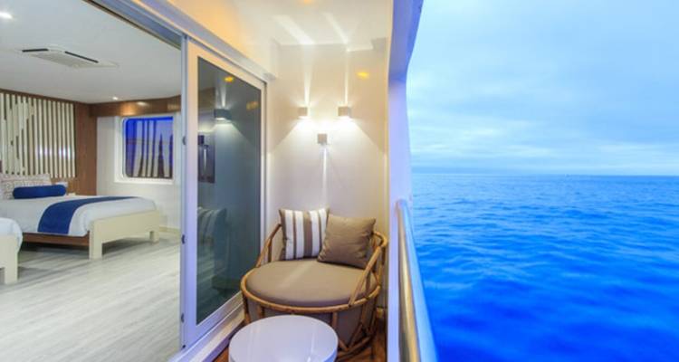 Luxuriöses Schlafzimmer mit Meerblick vom Balkon