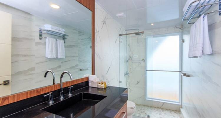 Moderne Badezimmer-Innenausstattung auf einer Yacht