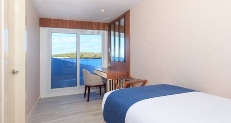 Einzelbettkabine mit Meerblick auf einer Yacht