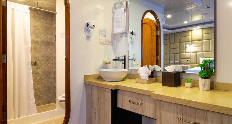 Modernes und elegantes Badezimmer auf einer Yacht.