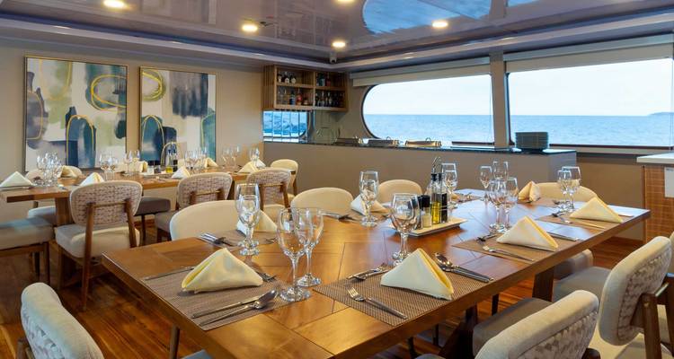 Stilvoller Essbereich auf einer Yacht mit Meerblick.