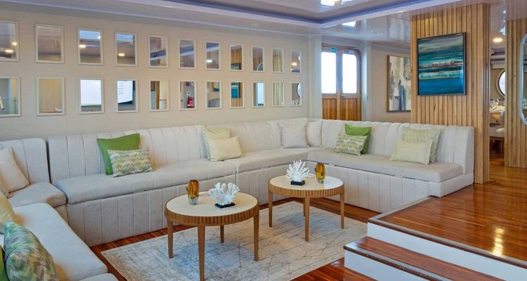 Gemütlicher Loungebereich mit eleganter Einrichtung auf einer Yacht.