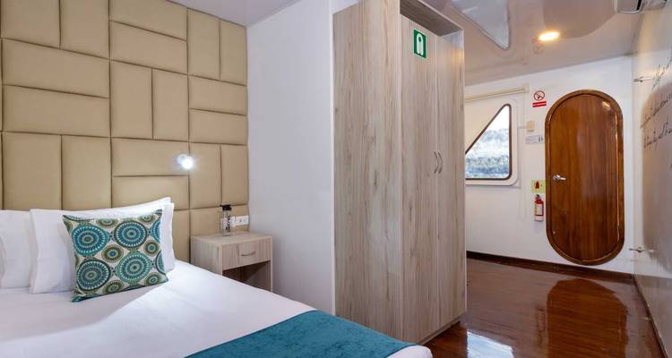 Gemütliches Schlafzimmer mit nautischem Thema auf einer Yacht.