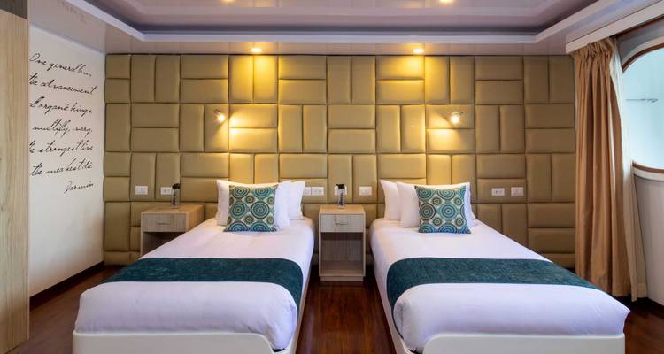 Zweibettkabine auf einer luxuriösen Yacht.