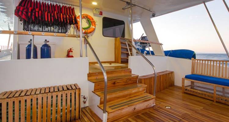 Decksbereich einer zum Tauchen ausgerüsteten Yacht.