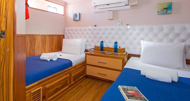 Zweibettkabine mit Etagenbetten in einer Yacht.