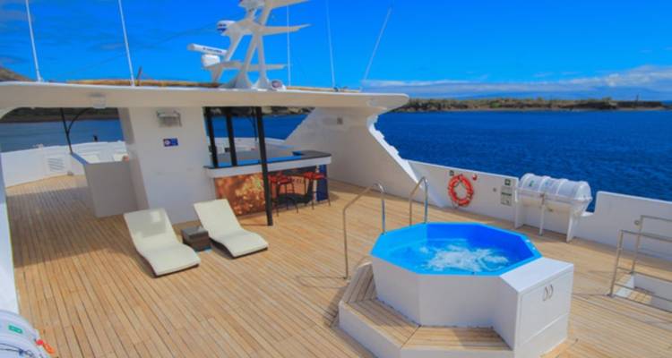 Dekgebied met een jacuzzi op een jacht.