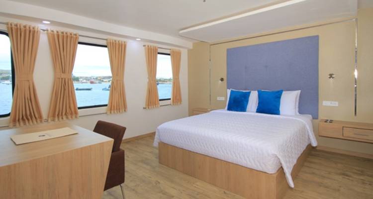 Ruime slaapkamer op een jacht.